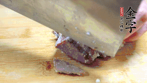 金字鹵牛肉打開包裝，把牛肉切成片狀。（眼見為實(shí)，用一整塊牛肉鹵制的鹵牛肉哦，牛肉的香氣感覺撲鼻而來有木有?。。。?>
					</div>
					<span>步驟 6/7</span>
					<p>金字鹵牛肉打開包裝，把牛肉切成片狀。（眼見為實(shí)，用一整塊牛肉鹵制的鹵牛肉哦，牛肉的香氣感覺撲鼻而來有木有?。。。?/p>
				</li><li>
					<div   id=