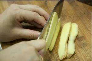 火腿切片，生姜切片。