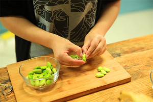 蠶豆剝除外殼，剩下嫩嫩的蠶豆。