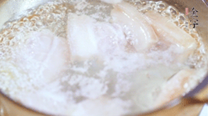 五花肉切塊，加姜片焯水備用。