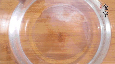 金字火腿切小片，浸泡5分鐘。