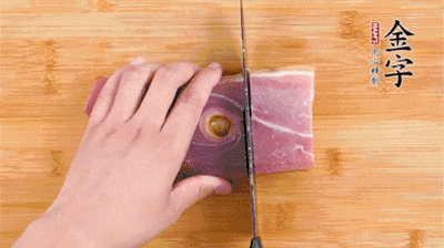 金字火腿切片，老豆腐切成塊，海鮮菇洗凈。