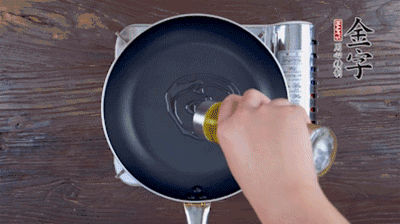 魚頭對開，洗凈瀝干。鍋中加油，把魚頭兩面煎至金黃色，期間加蔥姜，每面約需時2-3分鐘。