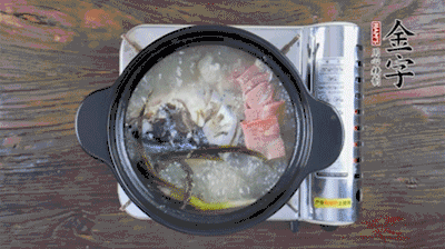 放豆腐、海鮮菇繼續(xù)中小火煮5分鐘。