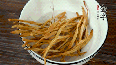 黃花菜、香菇提前泡發(fā)。黃花菜去掉硬頭，香菇切片。