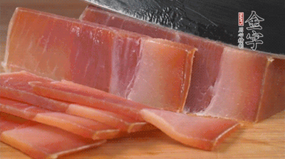 金字火腿切片，溫水浸泡5分鐘。