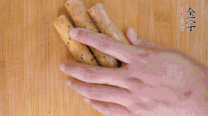 山藥去皮切斜刀塊，毛豆去外殼去膜，姜切片。