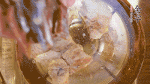 鍋中依次放姜片、排骨、火腿，加料酒、清水煮開(kāi)轉(zhuǎn)小火煮30分鐘。