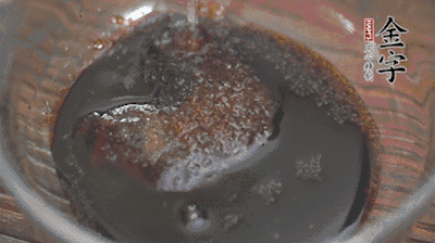 調(diào)配醬汁：耗油、生抽、老抽、糖、鹽、清水?dāng)嚢杈鶆颉?>
					</div>
					<span>步驟 3/5</span>
					<p>調(diào)配醬汁：耗油、生抽、老抽、糖、鹽、清水?dāng)嚢杈鶆颉?/p>
				</li><li>
					<div   id=