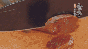 麻辣香腸蒸熟后，切片待用。