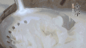 米粉煮熟過涼水備用。