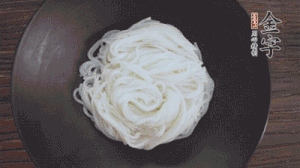 依次放入黃瓜絲、花生米、燙熟的豆芽、麻辣香腸、香菜、擺盤即可。