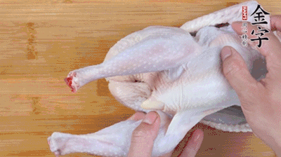 菌菇分別冷水泡發(fā)。雞處理干凈后剁成小塊，放水中浸泡半小時去血水。