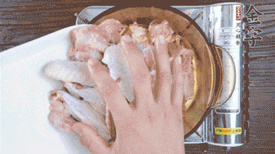 加料酒、蔥姜焯水2分鐘，清洗備用。