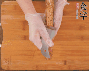 山藥去皮切滾刀塊，熱水汆燙30秒，撈出冷水浸泡。