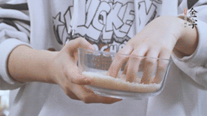 大米提前放浸泡1小時(shí)。