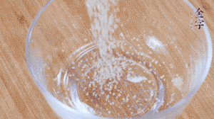 制作醬汁：1湯匙蠔油、1湯匙涼開水、2湯匙生抽、1/2湯匙白砂糖、少許辣椒圈。