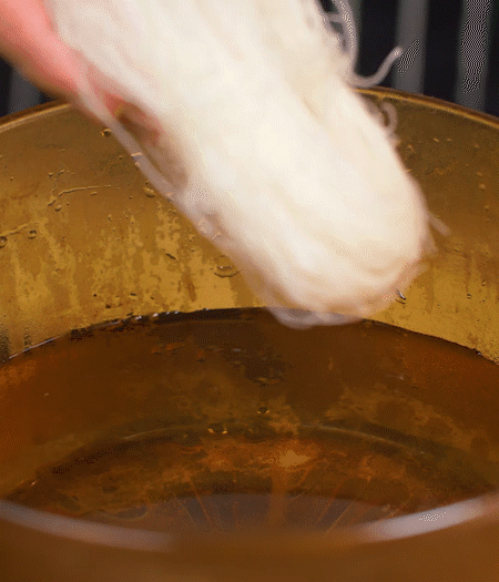 青番茄切片、金字臘肉切薄片、小米辣線椒切圈。