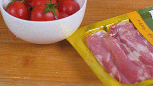 洋蔥、土豆切丁塊，火腿切小片，小番茄對半切開。