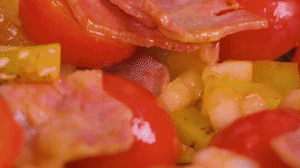 接著放入土豆和洋蔥，翻炒兩分鐘斷生。