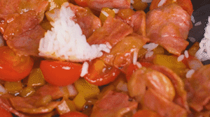 將米飯倒入鍋中搗散，同其他食材混合拌炒均勻關火。