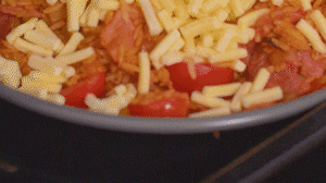 烤箱上下火180度預熱，將米飯分別盛入容器中。表面均勻的撒上馬蘇里拉芝士碎，放進烤箱中層烤20分鐘左右，待芝士融化上色即可。