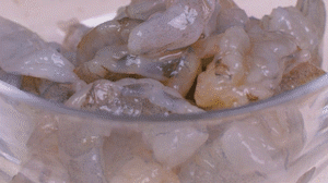 蝦去殼去蝦線，加姜絲、鹽腌制15分鐘，微煎1分鐘備用。