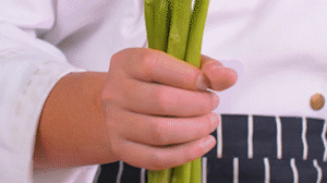 蘆筍刨去老筋，斜切小段。