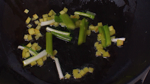 鍋中熱油，依次下姜粒、蔥段、蘆筍炒香。
