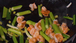 加入煎好的蝦仁，XO醬，以適量鹽、糖進行調(diào)味翻炒。