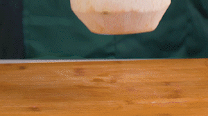 椰子切開頂部，把椰子水倒出，再把椰肉切片。