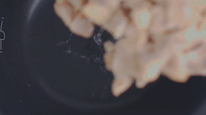 把雞、火腿、椰子水、椰肉、姜、紅棗放入電飯鍋，按下煲湯功能。