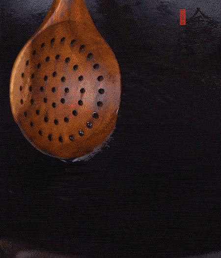 鍋中多倒些花生油，油溫達(dá)80度時，下芋頭丁炸 40 秒，直到表皮金黃，撈出待用。