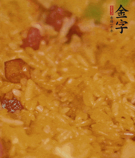 放一撮鹽、生抽少許，倒入炸好的芋頭。最后撒蔥花、蒜末翻炒均勻。