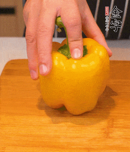 干花菇提前泡發(fā)，胡蘿卜、青椒、黃椒和花菇切丁，小紅椒切圈，小蔥切末。