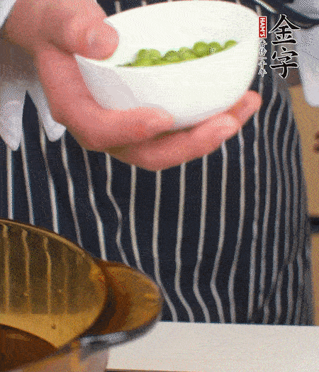 胡蘿卜、豌豆和干花菇焯水。