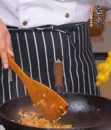 加咖喱塊、少許鹽、白糖調味，炒至咖喱塊融化后，倒米飯，翻炒至每粒米飯都包裹上咖喱，再放黃椒、青椒粒，出鍋前加菠蘿粒和小蔥翻拌均勻。