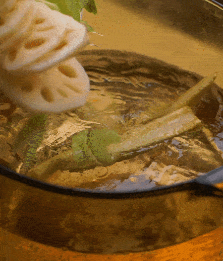 把玉米筍（對半切開）、西芹（切斜片）、蓮藕（切片），放入開水鍋內(nèi)，加點少許鹽、油，汆燙2分鐘。