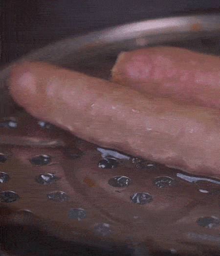 金字10°鮮低溫香腸蒸10分鐘后，切片。