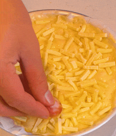 撒上馬蘇里拉芝士，用香腸片裝飾表面，180攝氏度烤箱烤20-25分鐘。