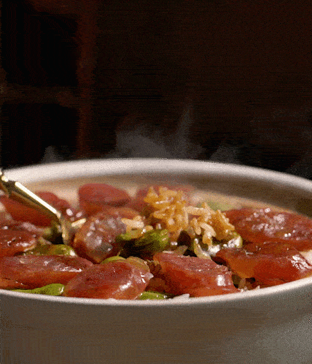 用生抽、白糖、蠔油、芝麻油調(diào)個(gè)汁，淋汁、攪拌、開(kāi)吃。