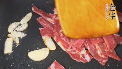 意面按照包裝時間煮熟過涼水，金字淡火腿切成小片。