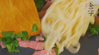 鍋中倒油燒熱，蒜片煸香，淡火腿略翻炒。