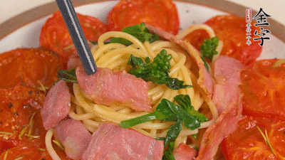 加菜花翻炒1分鐘后加意面，翻炒1分鐘后用少許鹽、黑胡椒調(diào)味即可。