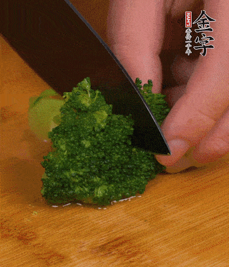 西蘭花用淡鹽水浸泡十幾分鐘后過開水焯燙熟后撈出。