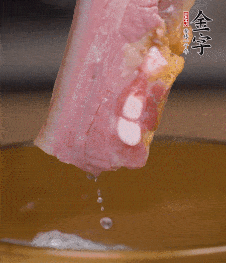 煮過的西蘭花切碎。煮熟的淡咸肉切丁。