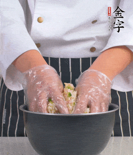 米飯中放西蘭花碎、咸肉丁，加少許黑胡椒、十來滴橄欖油拌勻。