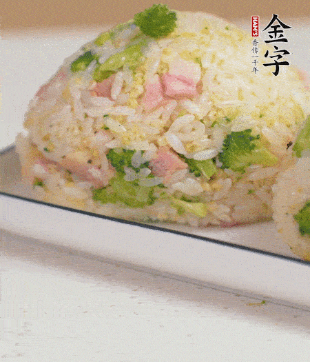 拌好的飯攥成飯團。