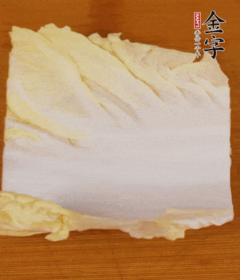 一片白菜一片淡火腿交替疊起，疊個兩三層放進鍋內(nèi)，直到塞滿鍋。