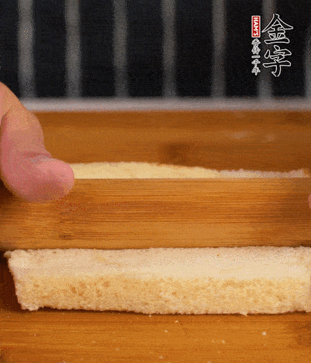 吐司切去四邊，搟薄；烤腸竹簽穿過。